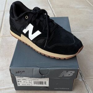 New Balance Men's Black and White Sneakers